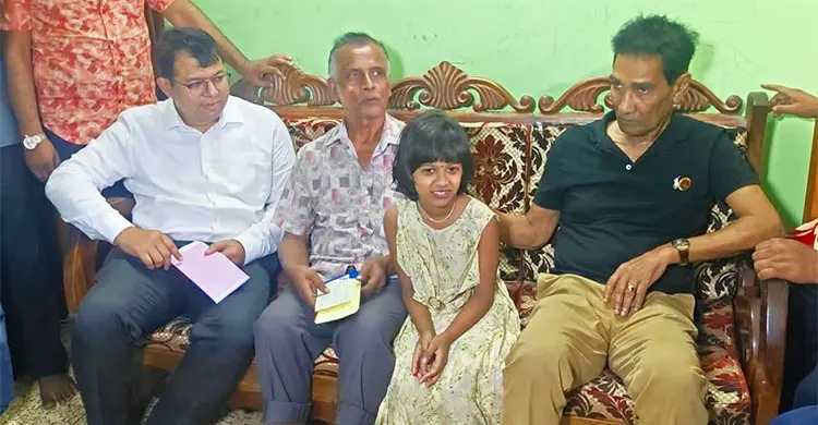 দেবাশীষ দত্তের পরিবারের পাশে দাঁড়ালো কুষ্টিয়া জেলা পরিষদ