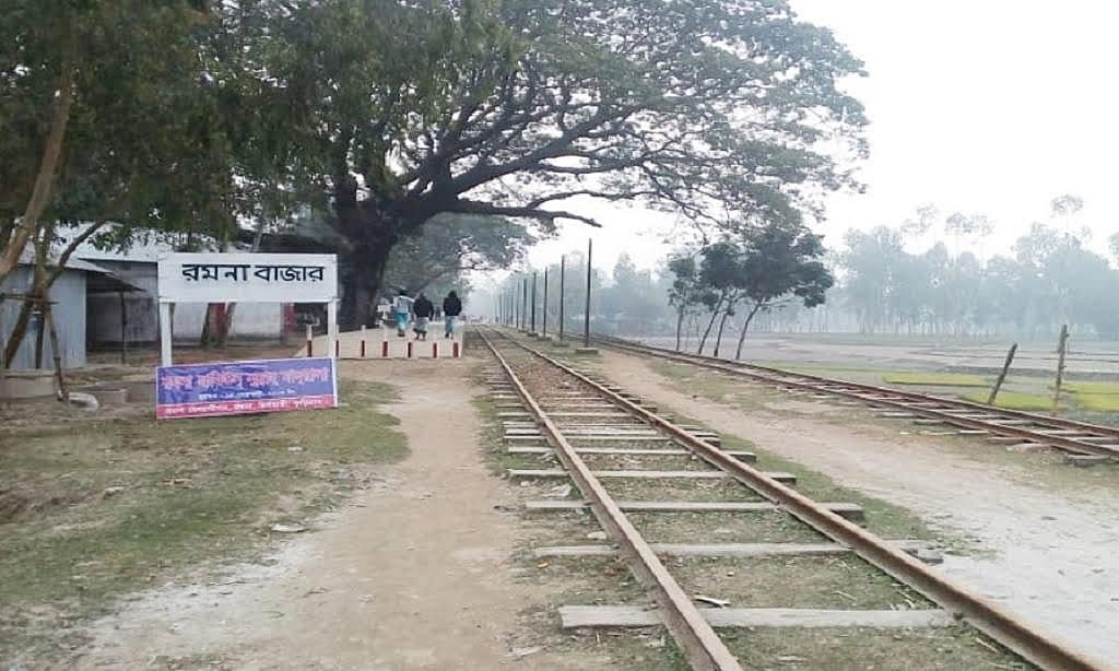 গরিবের লোকাল ট্রেনগুলো বন্ধ হলে যা হয়