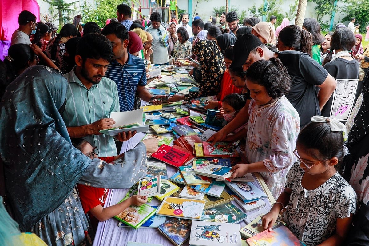 ছুটির দিনে বইয়ের টানে স্কুলে ভিড়