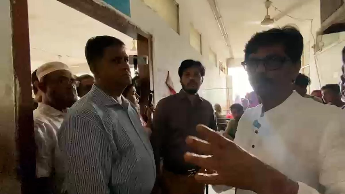 হাসপাতালের শৌচাগার দেখে মন্ত্রী বললেন, ‘হারপিকটা নিয়ে আসেন, আমি ক্লিন করব’