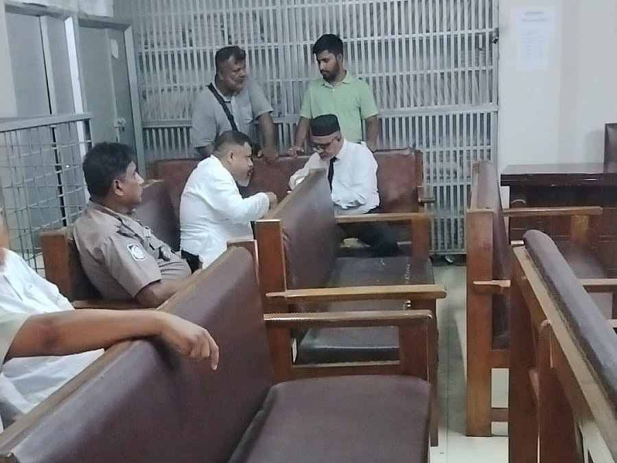আদালতকক্ষে আইনজীবীর সঙ্গে বিরিয়ানি খেলেন সাহেদ, সাক্ষ্য গ্রহণ পেছাল