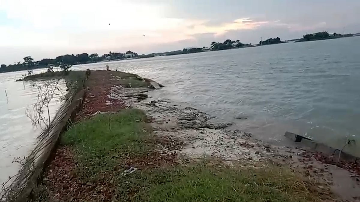 বেড়িবাঁধ থেকে ২ হাজা ২৫০ ব্লক লুট, ফেরত দেওয়ার সময় বেঁধে দিল প্রশাসন