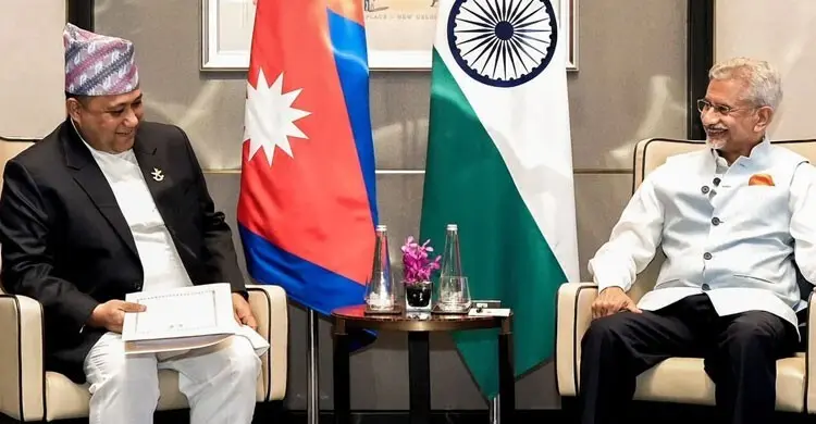 চীন ভারত কোন পক্ষে, নেপালের মন্ত্রী বললেন ‘বাবার জায়গায় মাকে চাই না’