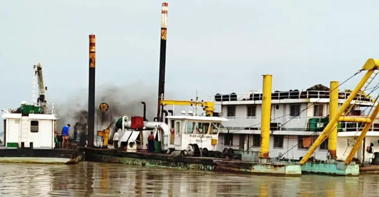 নাব্যতা ফিরলেও ফেরি সংকটে অচল চিলমারী-রৌমারী নৌপথ