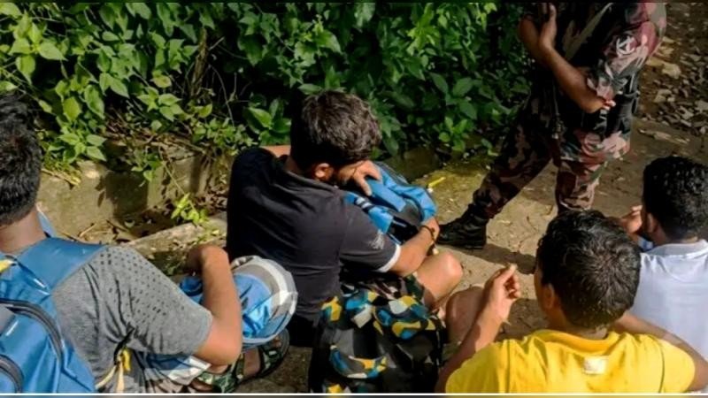সীমান্তে অনুপ্রবেশকারী ১২ বাংলাদেশীকে আটক করেছে বিজিবি