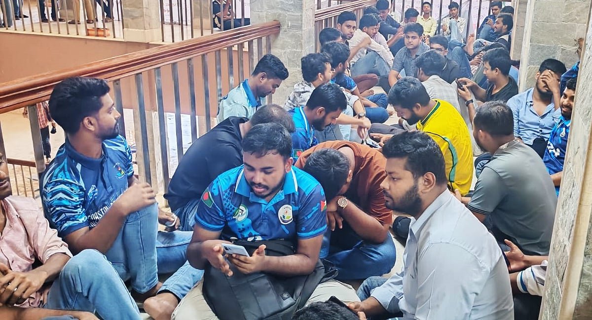 কোস্টাল স্টাডিজ বিভাগের চেয়ারম্যানের অপসারণের দাবিতে অনশন