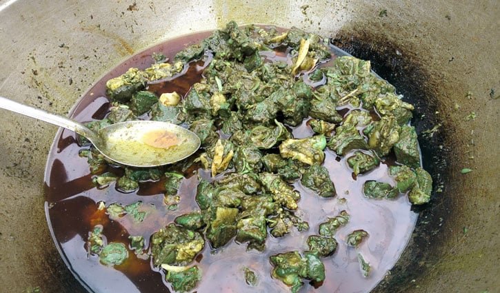 খুলনায় রান্নার পর মাংসের রঙ সবুজ হয় যে কারণে