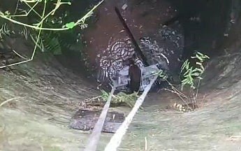 নোংরা পানিতে দুই দিন আটকে ছিল কুকুর, এরপর যেভাবে উদ্ধার হলো