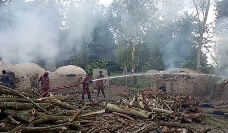 গাইবান্ধায় অবৈধ কয়লা তৈরির ৩০ চুল্লি ধ্বংস