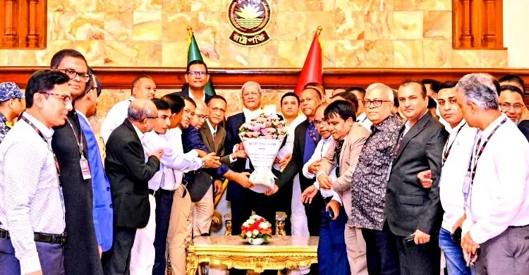 রাষ্ট্রপতির সঙ্গে ঢাকা কলেজ অ্যালামনাই অ্যাসোসিয়েশনের সৌজন্য সাক্ষাৎ
