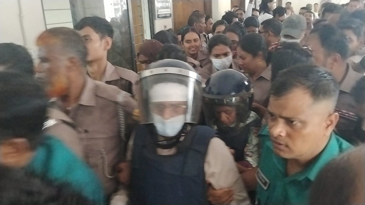 কাঠগড়ায় মাথা নিচু করে ছিলেন গাজী নজরুল, কাঁদছিলেন স্ত্রী মাকসুদা