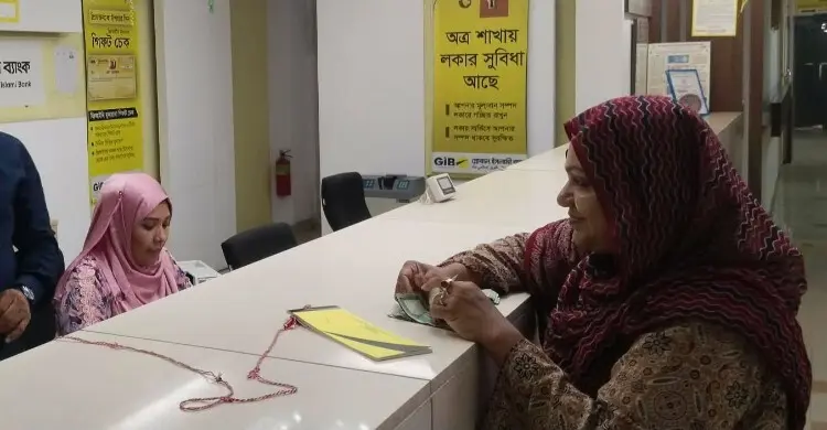 সম্মিলিত ইসলামী ব্যাংক থেকে টাকা তুলছেন গ্রাহকরা