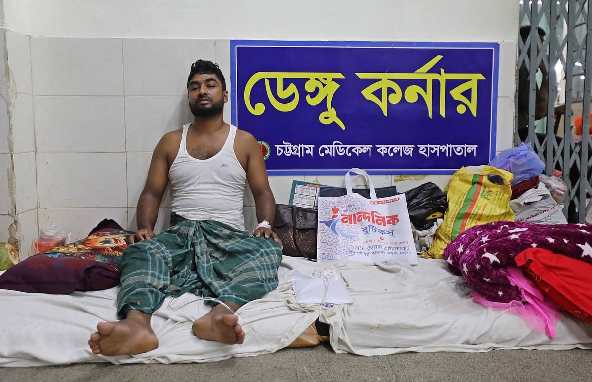 ডেঙ্গুর চাপে শয্যাসংকট, মেঝেতে রোগী