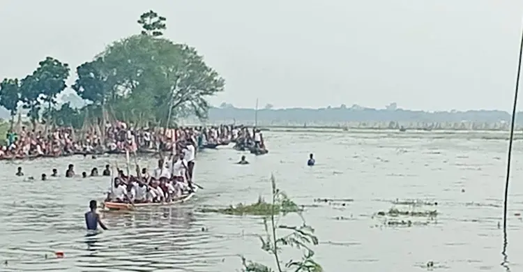 রাজবাড়ীতে নৌকা বাইচ দেখতে দর্শনার্থীদের ঢল