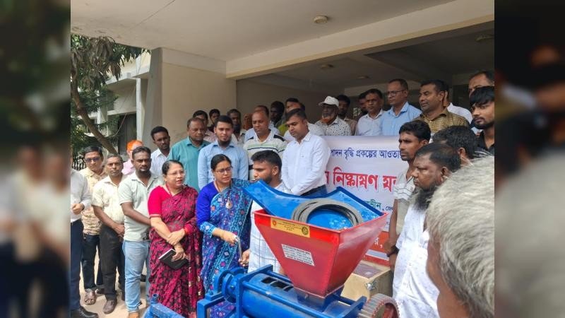 পাংশায় মিনি তেল নিষ্কাশন যন্ত্র বিতরণ করলেন জেলা প্রশাসক আফরোজা পারভীন