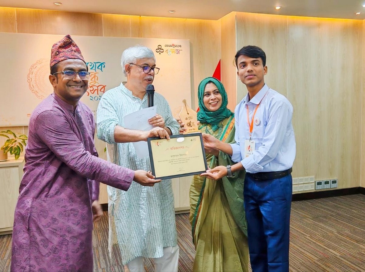 গুরুর আশ্বাসের হাত ভাবশিষ্যের পিঠে