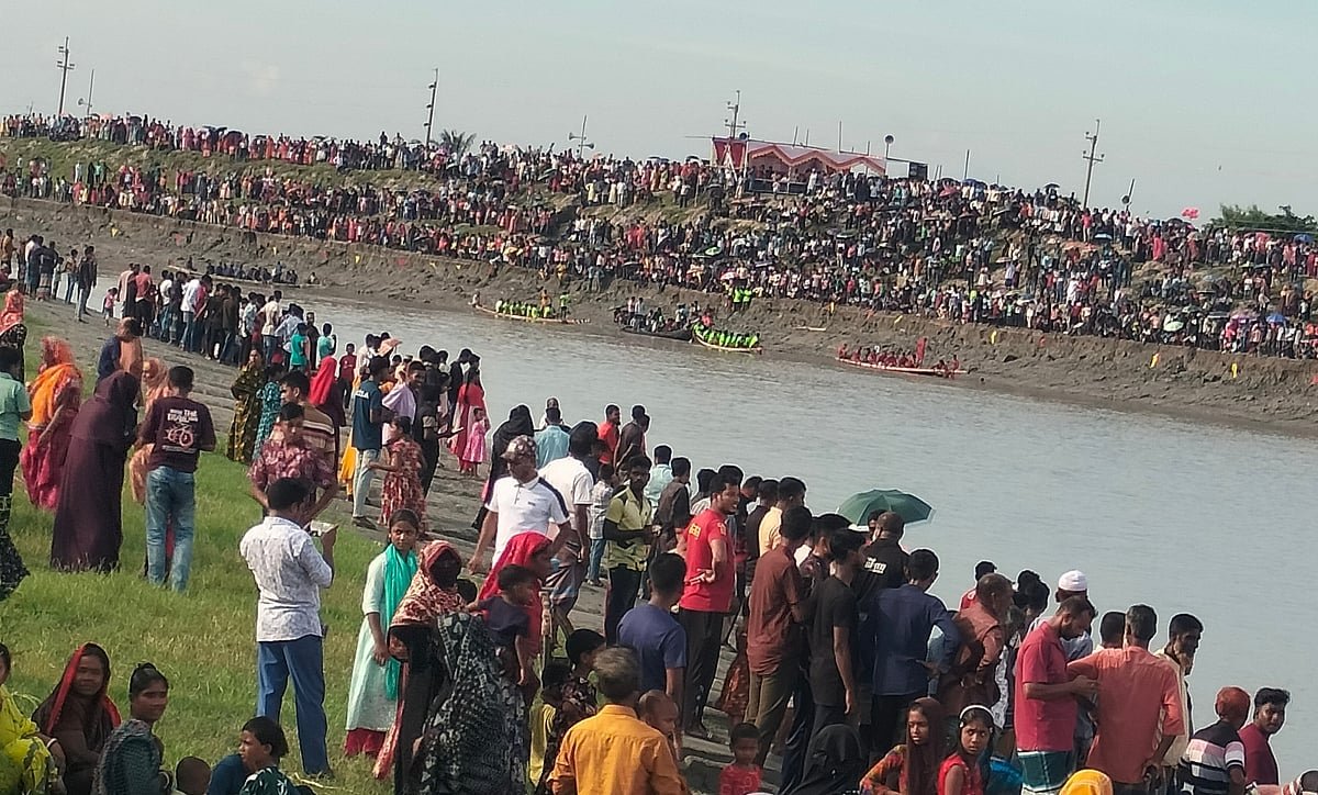 শরতের বিকেলে সাতক্ষীরার বেতনার শান্ত জলে নৌকাবাইচ, দুই পাড়ে দর্শনার্থীদের ঢল