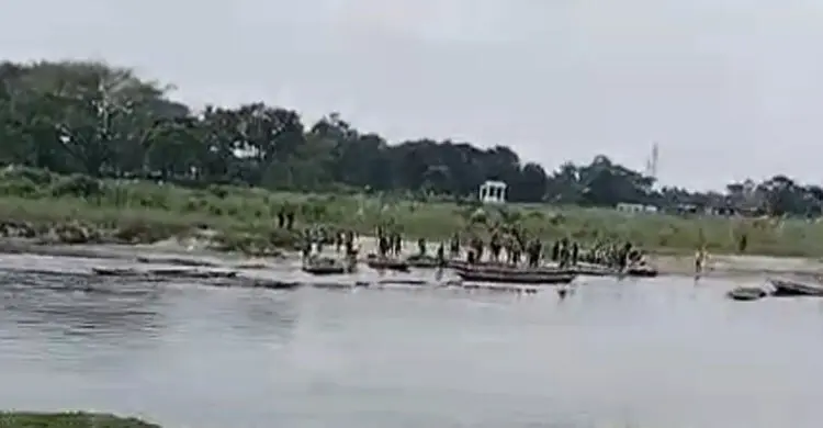 সীমান্তে রাবার বুলেট নিক্ষেপ, ৫ বাংলাদেশি নৌকা নিয়ে গেছে বিএসএফ