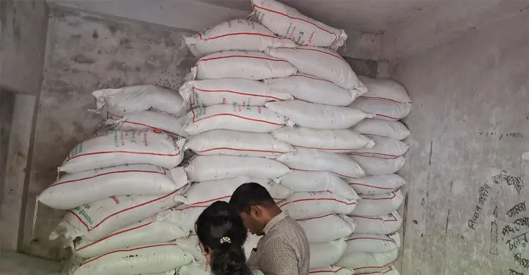 গোডাউনের তালা ভেঙে ৩৩০ বস্তা সার জব্দ, পালালেন ব্যবসায়ী