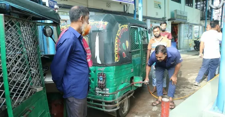 ‘আগে ২-৩ হাজার টাকা আয় করতাম, এখন হাজারও হচ্ছে না’