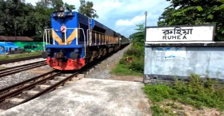 স্টেশনে নেই যাত্রী ছাউনি, রোদ-বৃষ্টিতে সারাবছর দুর্ভোগ
