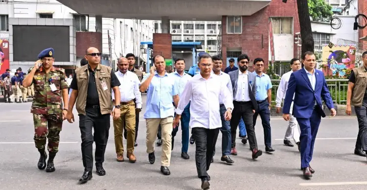 জন্মাষ্টমীর অনুষ্ঠানে যোগ দিতে হেঁটে ওসমানী মিলনায়তনে প্রধানমন্ত্রী