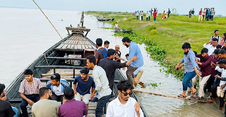 রাজশাহীর মিডলচরে বাড়ছে ভ্রমণপিপাসুদের ভিড়, ঝুঁকি নিয়ে নদী পারাপার