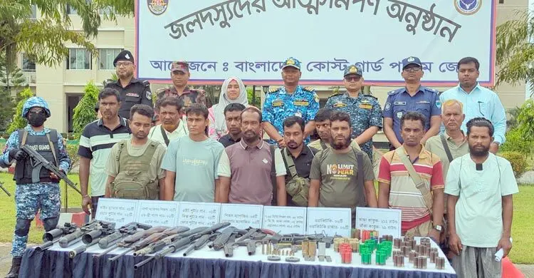 সুন্দরবনে নানা ভাই বাহিনীর প্রধানসহ ১২ বনদস্যুর আত্মসমর্পণ