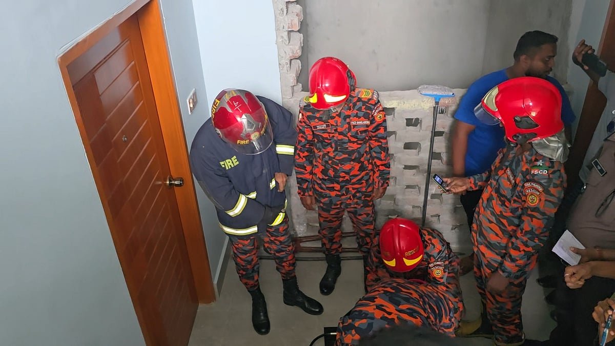 ৯৯৯-এ স্ত্রীর ফোন, ফ্ল্যাটের দরজা ভেঙে নারীসহ পুলিশ কর্মকর্তাকে নেওয়া হলো থানায়