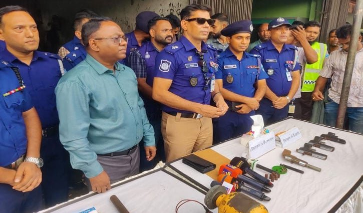 ওয়ার্কশপের আড়ালে অস্ত্রের কারখানা, ৫ আগ্নেয়াস্ত্র জব্দ