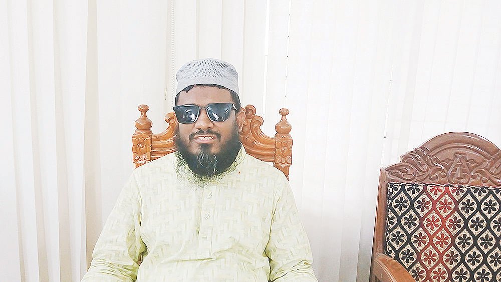 চোখে দেখেন না সরকারি কলেজের প্রভাষক শামসুল, শিক্ষার্থীদের দেখান আলোর পথ