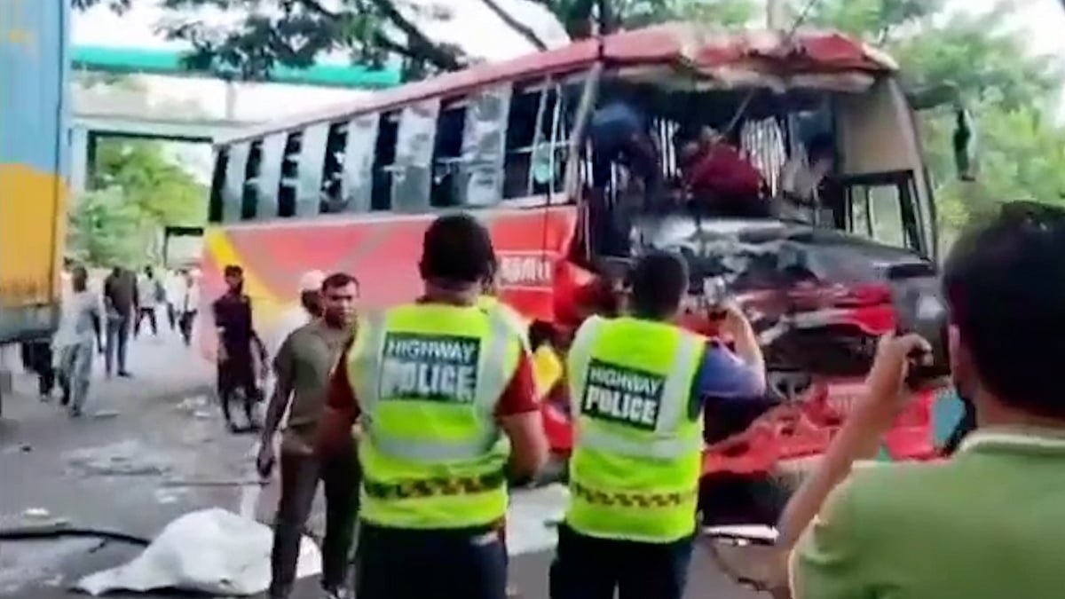 কাভার্ড ভ্যানের সঙ্গে বাসের ধাক্কায় নিহত দুই চালকসহ তিনজন