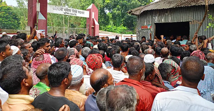 কুড়িগ্রামে সার নিয়ে উত্তেজনা, গুদাম ভাঙচুর-সড়ক অবরোধ