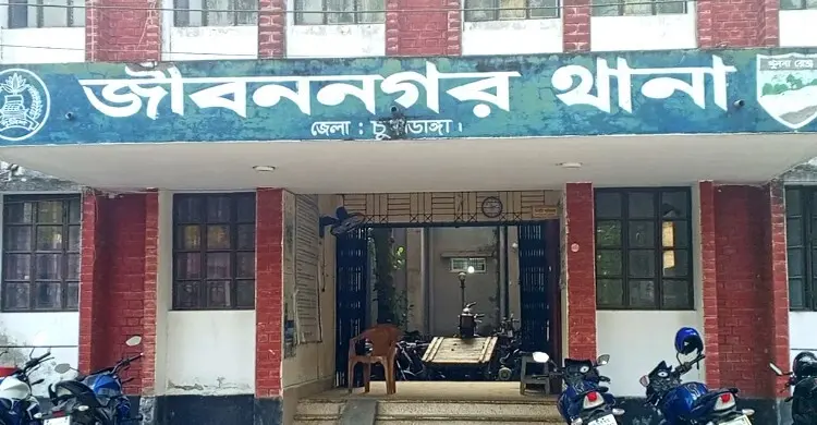 রাস্তার ওপর ময়লা ফেলায় প্রতিবাদ, চারজনকে কুপিয়ে জখম