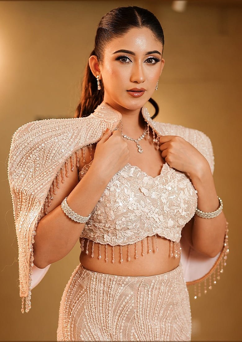 কেপ স্লিভসের রাজকীয় গ্ল্যাম লুকে সাফা কবির