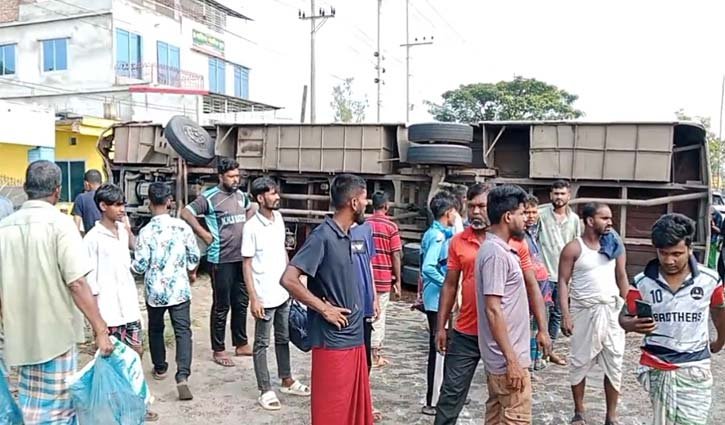 ত্রিশালে মাহিন্দ্রা-অটোরিকশাকে পেছন থেকে বাসের ধাক্কা, নিহত ২ 
