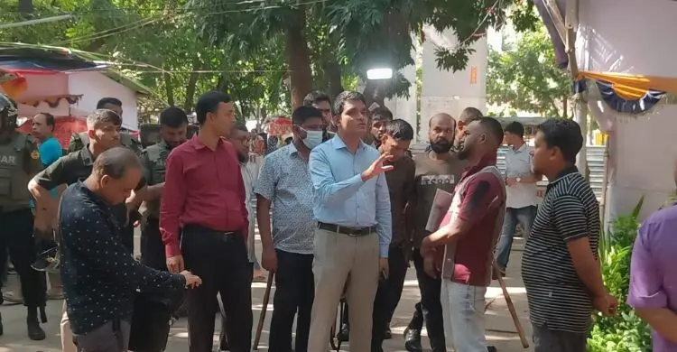 বাহাদুর শাহ পার্কে অননুমোদিত বাণিজ্যিক মেলা উচ্ছেদে আলটিমেটাম