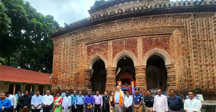 দিনাজপুরের কান্তনগর মন্দির ঘুরে দেখলেন মার্কিন রাষ্ট্রদূত