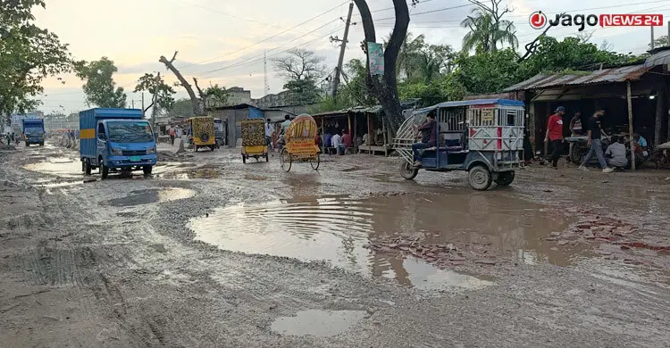 চলে হাজারো শিল্প-কারখানার যান, বেহাল সড়কটি সংস্কারে দায় নিচ্ছে না কেউ