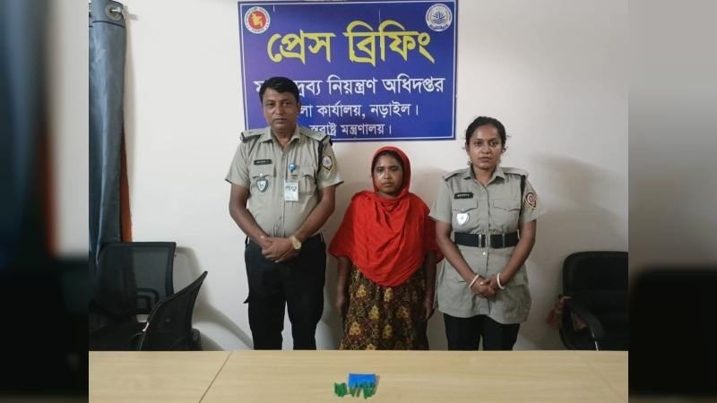ইয়াবাসহ স্ত্রী গ্রেপ্তার, স্বামী পলাতক