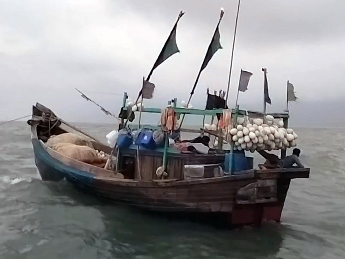 ট্রলারের ইঞ্জিন বিকল হয়েছে শনিবার ভোররাতে, সেই থেকে সাগরে ভাসছেন ১৮ জেলে