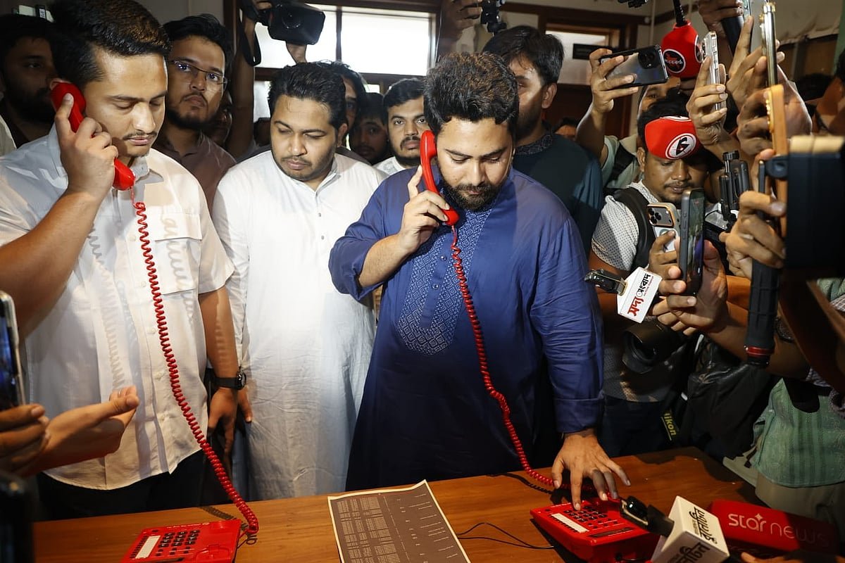 জুলাই জাদুঘরে লাল ফোনে হাসিনার  কথোপকথন শুনলেন নাহিদ