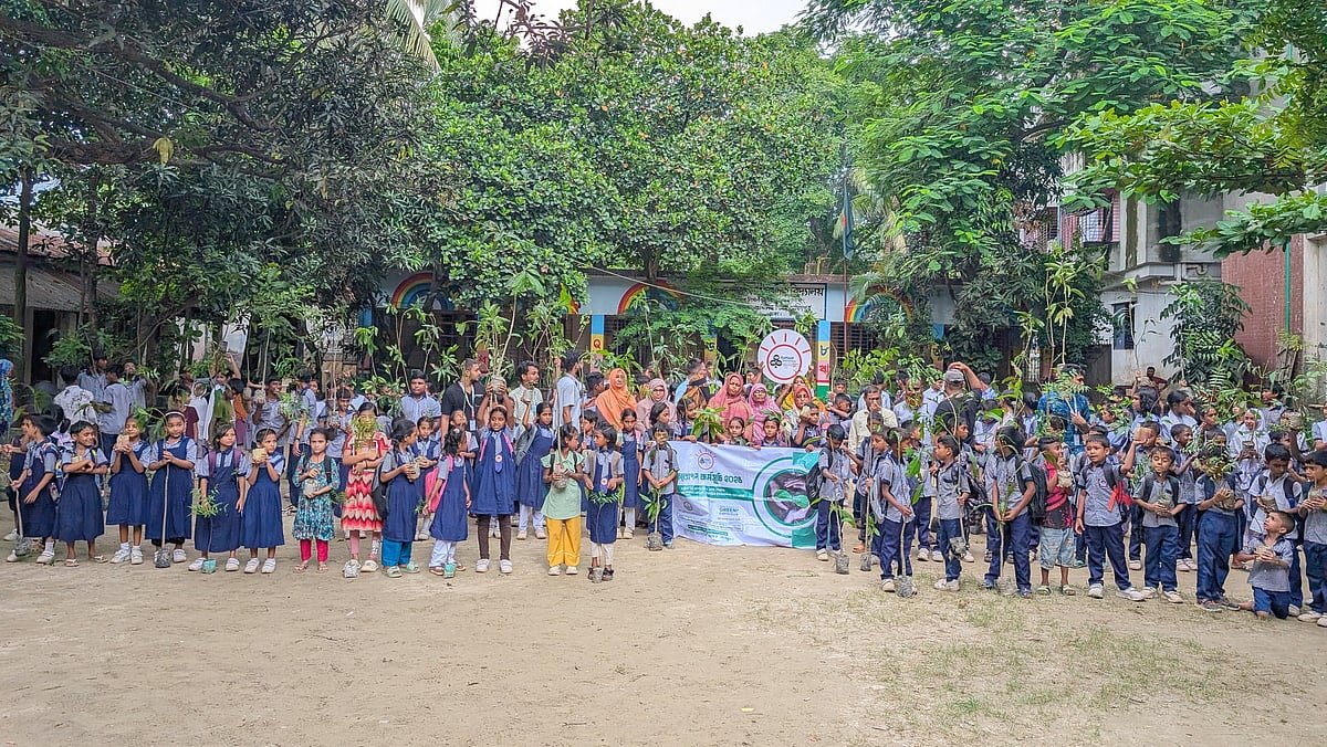 ৩০০ শিক্ষার্থীকে সবুজ উপহার দিল ড্যাফোডিল বন্ধুসভা