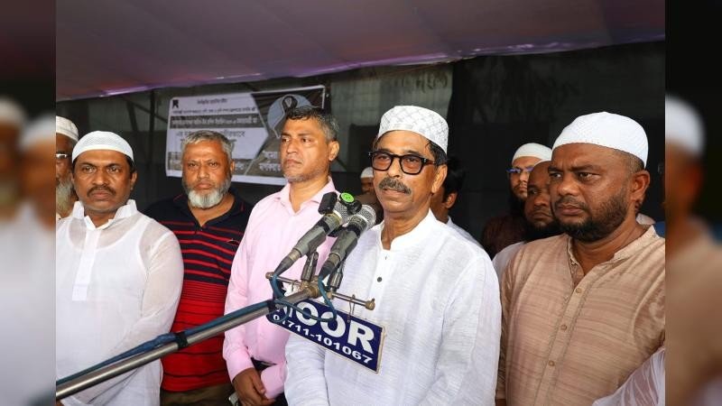স্বামীর কবরের পাশে সমাহিত হলেন আমেনা বেগম