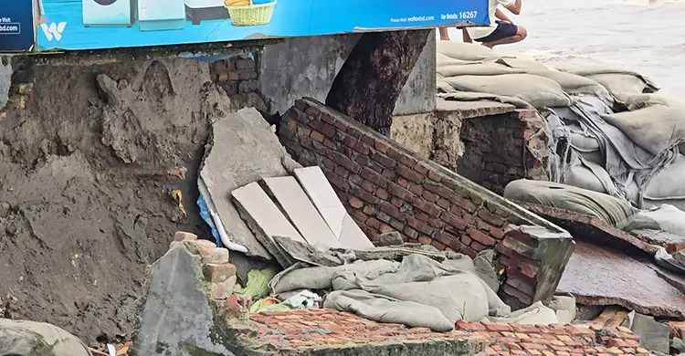 কুয়াকাটা সৈকতে তীব্র ভাঙন, বিলীন হওয়ার পথে ট্যুরিস্ট পুলিশ বক্স