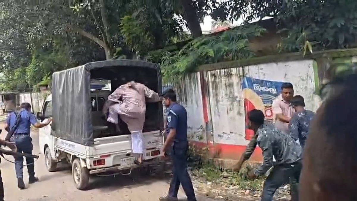 শ্লীলতাহানির অভিযোগে প্রধান শিক্ষকের পদত্যাগ, ডিম ছুড়ে মারল শিক্ষার্থীরা