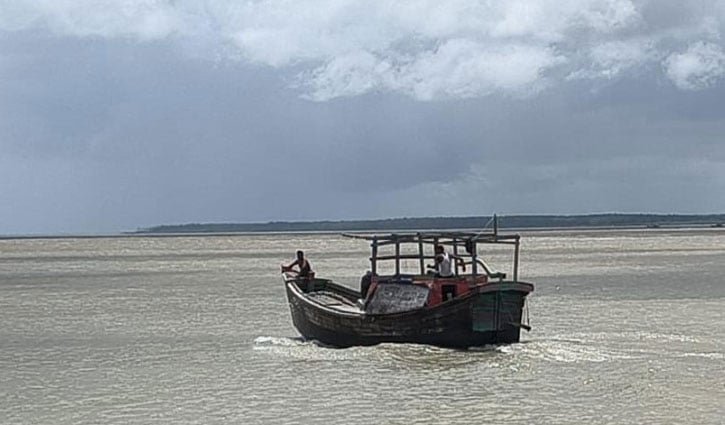 বঙ্গোপসাগরে ট্রলার ডুবি: ১৪ জেলে জীবিত উদ্ধার