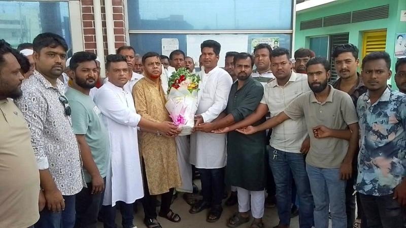 আশুলিয়ায় চেয়ারম্যান প্রার্থী আঃ গফুরকে ছাত্রদলের ফুলেল শুভেচ্ছা