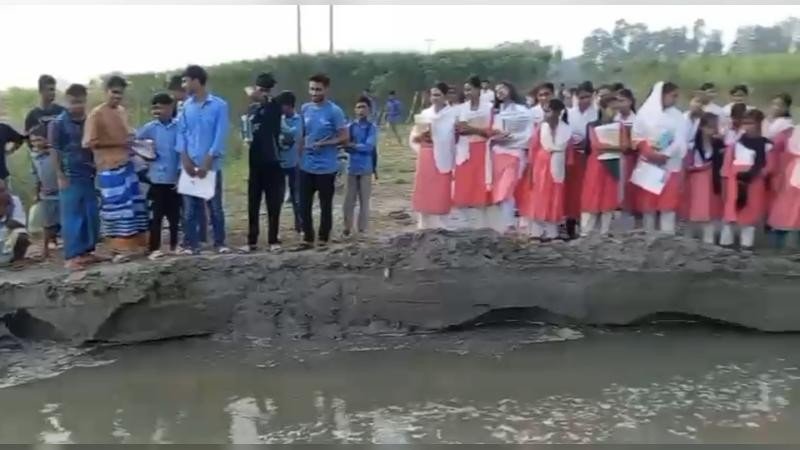 শরীয়তপুরে বিদ্যালয়ে যাতায়াতের সড়ক কেটে নালা খনন! ভোগান্তিতে কোমলমতি শিক্ষার্থীরা