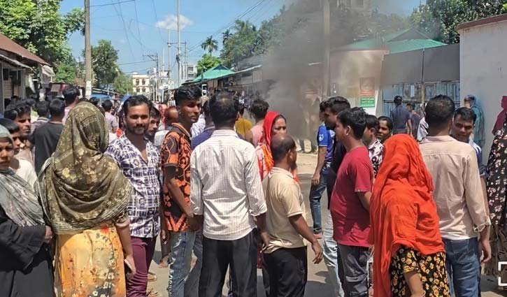 দুই মাসের বেতন বকেয়া, কোনাবাড়ীতে সড়ক অবরোধ